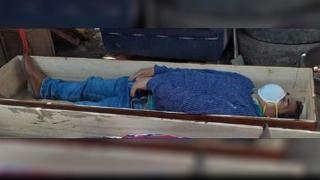 Кмет в Перу се престори на умрял, за да избегне арест за неспазване на мерки срещу Covid-19 (снимки)