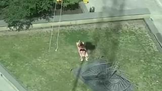 Кранист нарочно прави сянка на човек, който събира тен (видео и снимки)