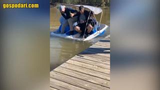 Водно колело се превръща в "Титаник" след няколко бири (видео)