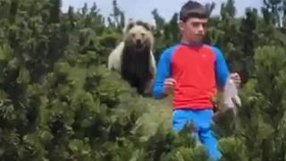Дете запазва удивително самообладание при случаен сблъсък с огромна мечка (видео и снимки)