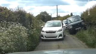 Уникално нескопосано каране назад демонстрира жена, задръстила тесен път (видео)