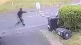 Шеметна автогонка завърши с катастрофа и стрелба с пистолет по пътниците в едната кола (видео)