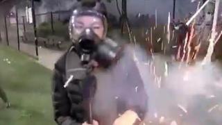 Полицейска граната удря по ръката репортерка при живо включване от протестите в САЩ (видео и снимки)