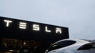 Tesla пуска по-евтина батерия за електрически коли, която издържа милион и половина километра