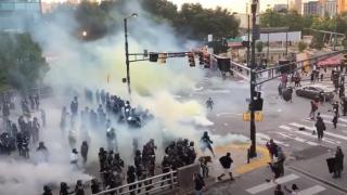 Полицаи в САЩ се обгазиха сами, в опит да разпръснат протестиращи (видео и снимки)