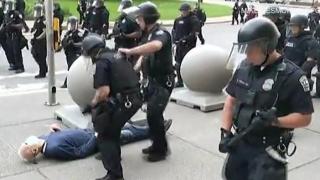Полицаи в САЩ събориха възрастен човек и го оставиха на земята в локва кръв (видео и снимки)