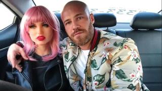 Културист предложи брак на секс куклата си след 8 месеца връзка с нея (видео и снимки)