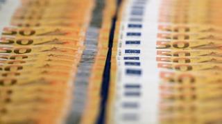 Полицията разследва 8-годишно хлапе, опитало да си купи сладки от магазин с банкноти за игра