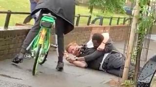 Заподозрян повали на земята полицай, а случайни минувачи го ритаха в главата и си правеха селфита, вместо да  му помогнат (видео)
