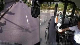 Шофьор на автобус преследва крадец, опитал да ограби възрастна жена (видео)