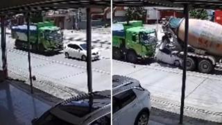 Пътници оцеляха по чудо в кола, буквално сплескана между два товарни камиона (видео)