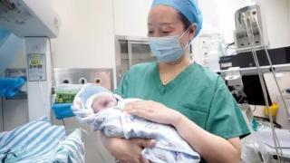 Майка роди двама близнаци с десет години разлика помежду им (снимки)