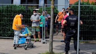 Бунт срещу карантината. Безредици с поне 8 ранени в блок с източноевропейци в Германия (видео и снимки)
