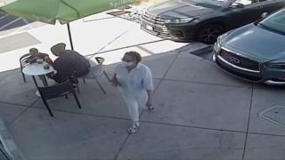 Жена сваля маската си нарочно, за да се изкашля в лицето на бебе (видео и снимки)