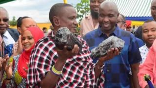 Африканец стана милионер, след като работниците му намериха огромни скъпоценни камъни (видео и снимки)