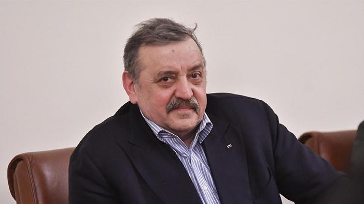 Проф. Тодор Кантарджиев: Хора, не се целувайте и прегръщайте