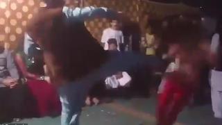 Мъж брутално изрита жена в гърдите, защото танцувала твърде предизвикателно (видео и снимки)
