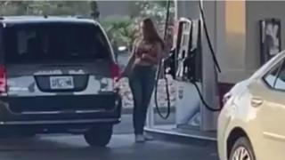 Жена на бензиностанция не може да уцели от коя страна е резервоарът на колата ѝ (видео)