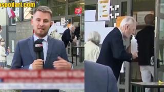 Поляк пие дезинфектант пред избирателна секция (видео)