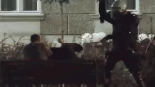 Шокиращи кадри от непредизвикано полицейско насилие в Сърбия, протестите продължават (видео)