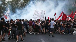 Нов закон срещу протестите доведе до сблъсъци в Гърция (видео и снимки)