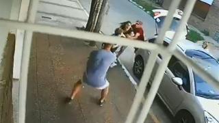 Смело момче нападна с ритници обирджия в опит да защити майка си (видео и снимки)