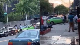 Млада жена подкара колата си срещу тълпа тийнейджъри, за да спре саморазправа с гаджето ѝ (видео и снимки)