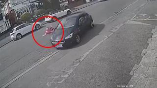 Дете изскочи на улицата и бе блъснато от кола, но стана и продължи да тича (видео)