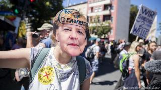 Коронавирус в Германия: хиляди протестираха срещу ограниченията в Берлин