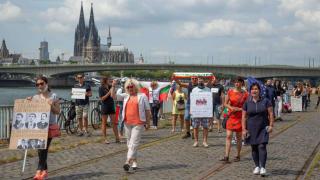 Българи излязоха на протест и в Кьолн (видео)