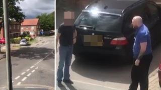 Побеснял шофьор в Англия блъсна умишлено пешеходец и слезе да го донабие (видео)