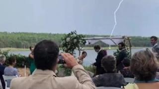 Мълния падна по време на сватба точно докато младоженецът казва, че 2020-та е кофти година (видео)