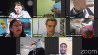 Двойка беше излъчена как прави секс по време на общинска видеоконференция в Zoom (видео)