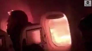 Очевидци заснеха ужасяващия момент, в който самолет избухва в пламъци по време на полет (видео)