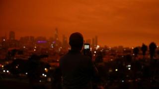Като в апокалипсис: Цели градове в САЩ потънаха в гъст оранжев дим от пожарите (видео)