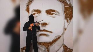 Ексцентричният артист No Name увековечава велики българи чрез изкуството си (видео)