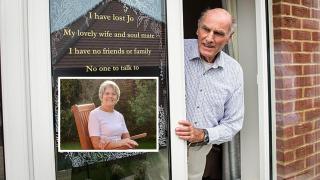 Самотен вдовец в Англия постави обява на прозореца си, че търси приятели и бе залят от предложения (снимки)