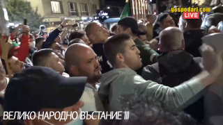 Вижте сблъсъците между полицаи и протестиращи по време на Велико народно въстание 3