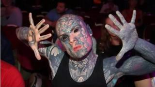 Преместиха татуиран учител в детска градина в по-горен клас, външният му вид плашел малките  (видео и снимки)