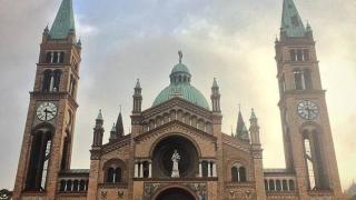 Турски младежи поругаха католически храм във Виена с възгласи "Аллах акбар"