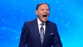 Телевизионен пастор избухна в маниакален 40 секунден кикот от вестта за победата на Джо Байдън (видео)