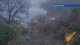 Хиляди арменци бягат и палят домовете си след примирието в Нагорни Карабах (видео)