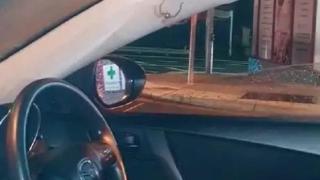 Жена изскочи от колата си насред пътя, след като видя голям паяк в нея (видео)