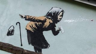 Нова творба на Банкси изобразява кихаща баба с отхвръкнало чене (снимки)