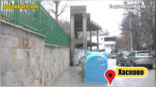 Абсурден строеж върху тротоар пред детска градина (видео)