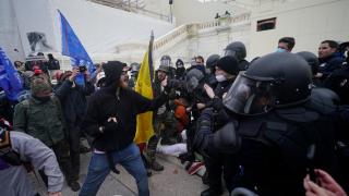 Шаманът на QAnon е осъден на близо 4 години затвор заради щурма в Капитолия