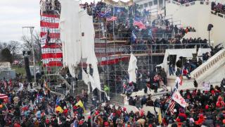 Четири души загинаха при размириците в Капитолия, открити са и две бомби (видео и снимки)