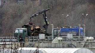 Започна почистването на боклуците от река Искър при Своге (снимки)