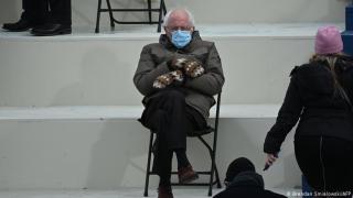 Бърни Сандърс събра $1,8 милиона за благотворителност с прочутата му снимка от инаугурацията (снимки)