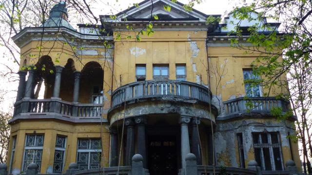 Мъж се барикадира в дома си в София